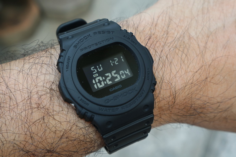 Casio G-Shock DW5750E-1B ลองแล้ว ไม่เล็กอย่างที่คิด